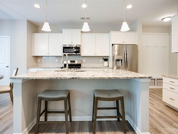 5th image of 5527 Begonia St