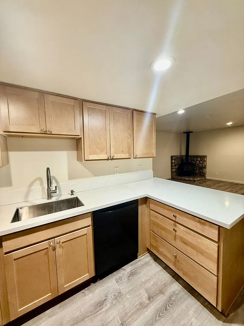 Lupin Apartments — Photo 3