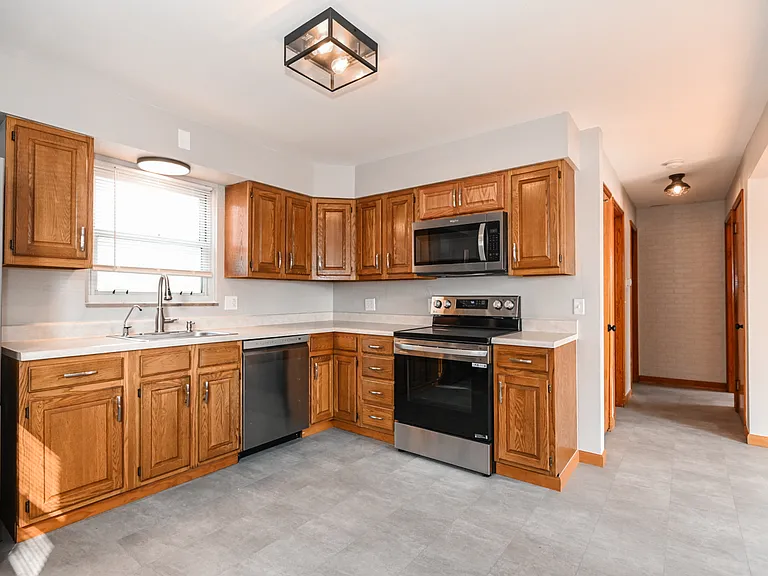 406 Irwin Ln — Photo 6
