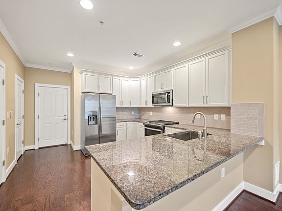5th image of 2111 Richmond Hwy #101