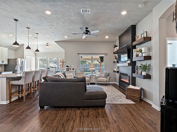 4th image of 4104 Bridgewood Ct