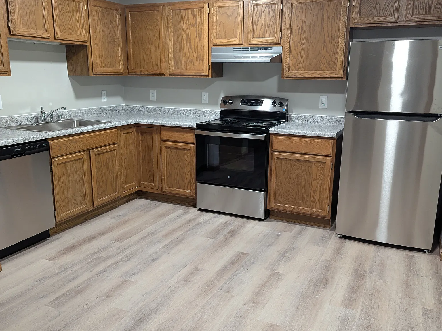 Bradley Manor Apartments — Photo 3