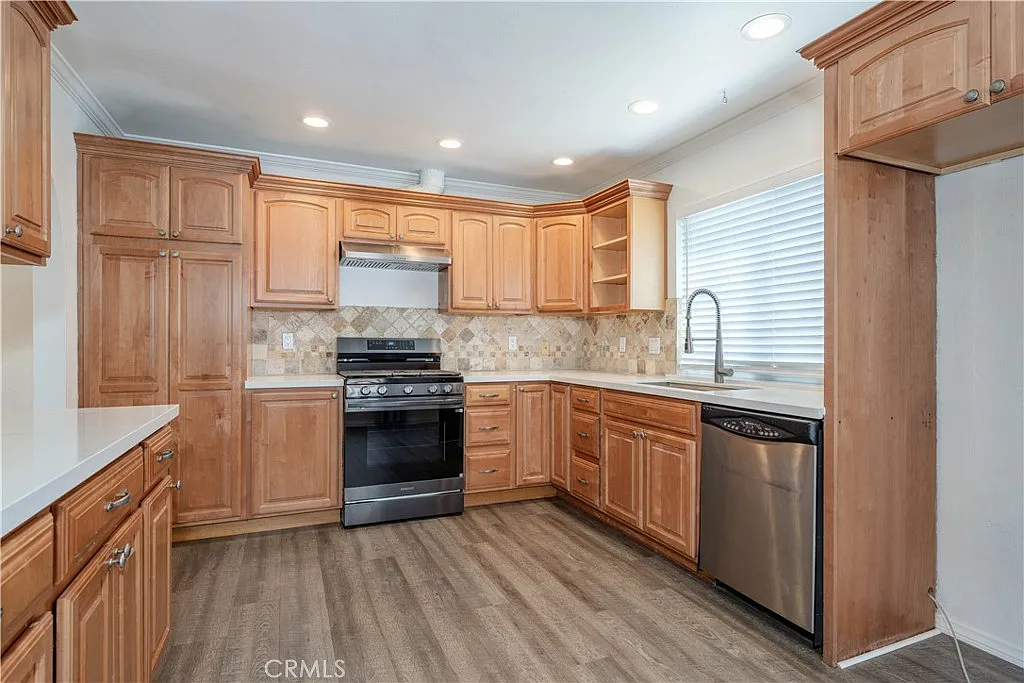3 bed, 1366 sqft, $4,100 — Photo 4