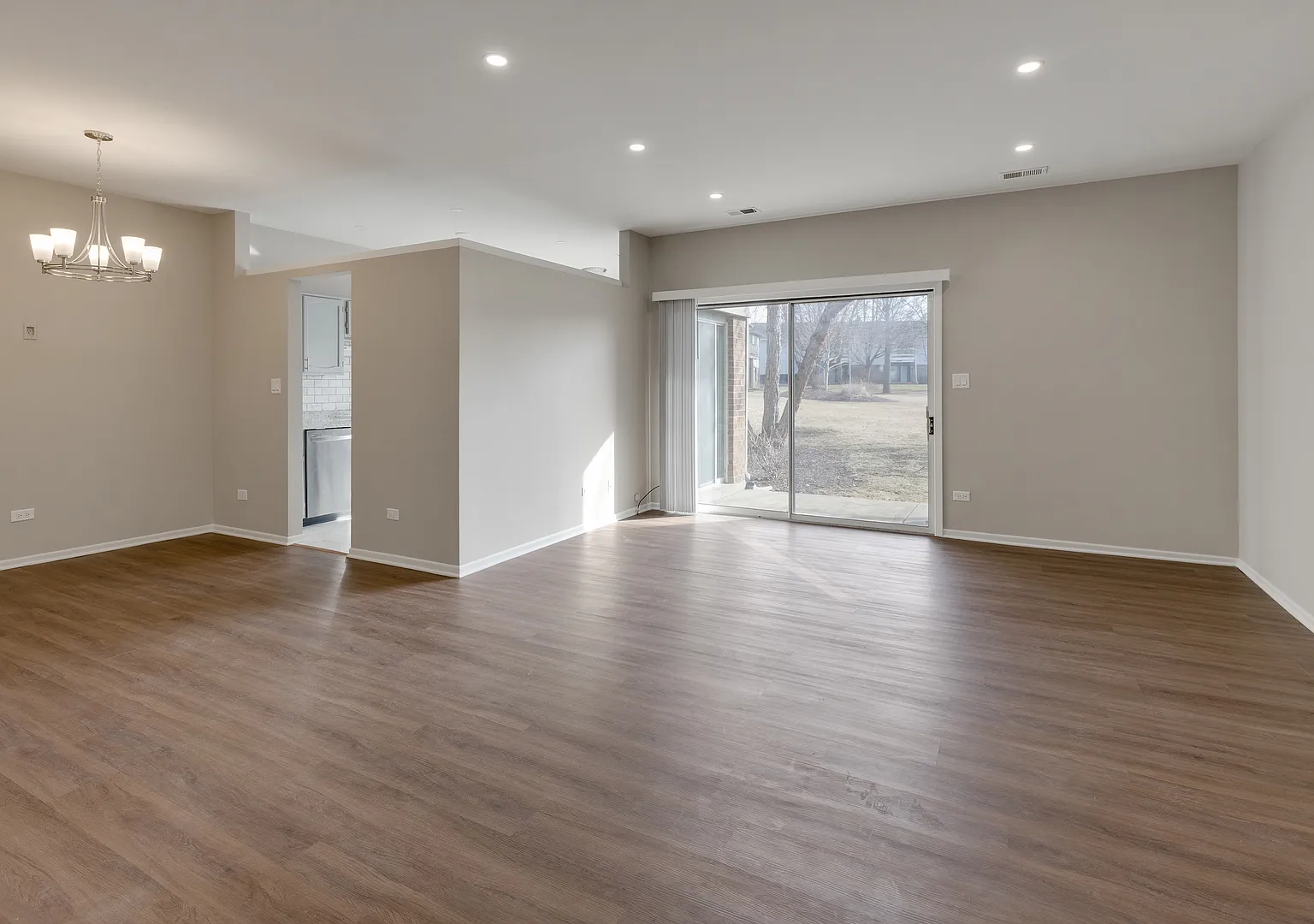 2 bed, 1200 sqft, $2,200 — Photo 2
