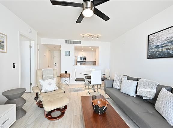 4th image of 180 Seaview Ct APT 1203