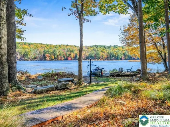 320 Tinkwig Dr, Hawley, PA 18428