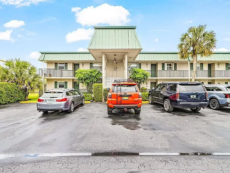600 Valley Stream Dr #F8 — Photo 2