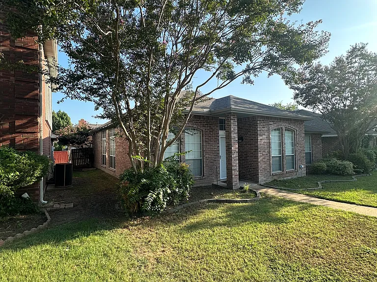 1752 Crescent Creek Ln — Photo 3