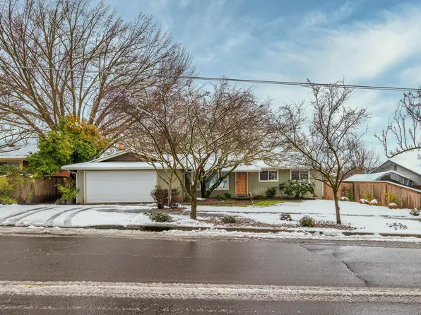 1479 NE A St, Grants Pass, OR 97526
