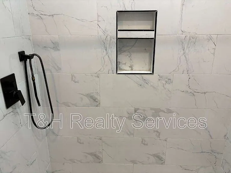 320 W 39th St — Photo 17