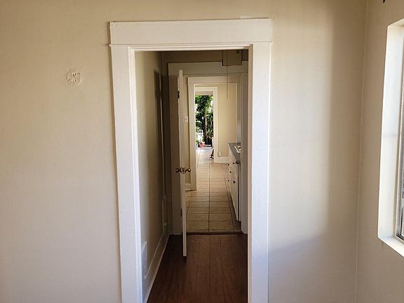 4th image of 712 W 40th Pl