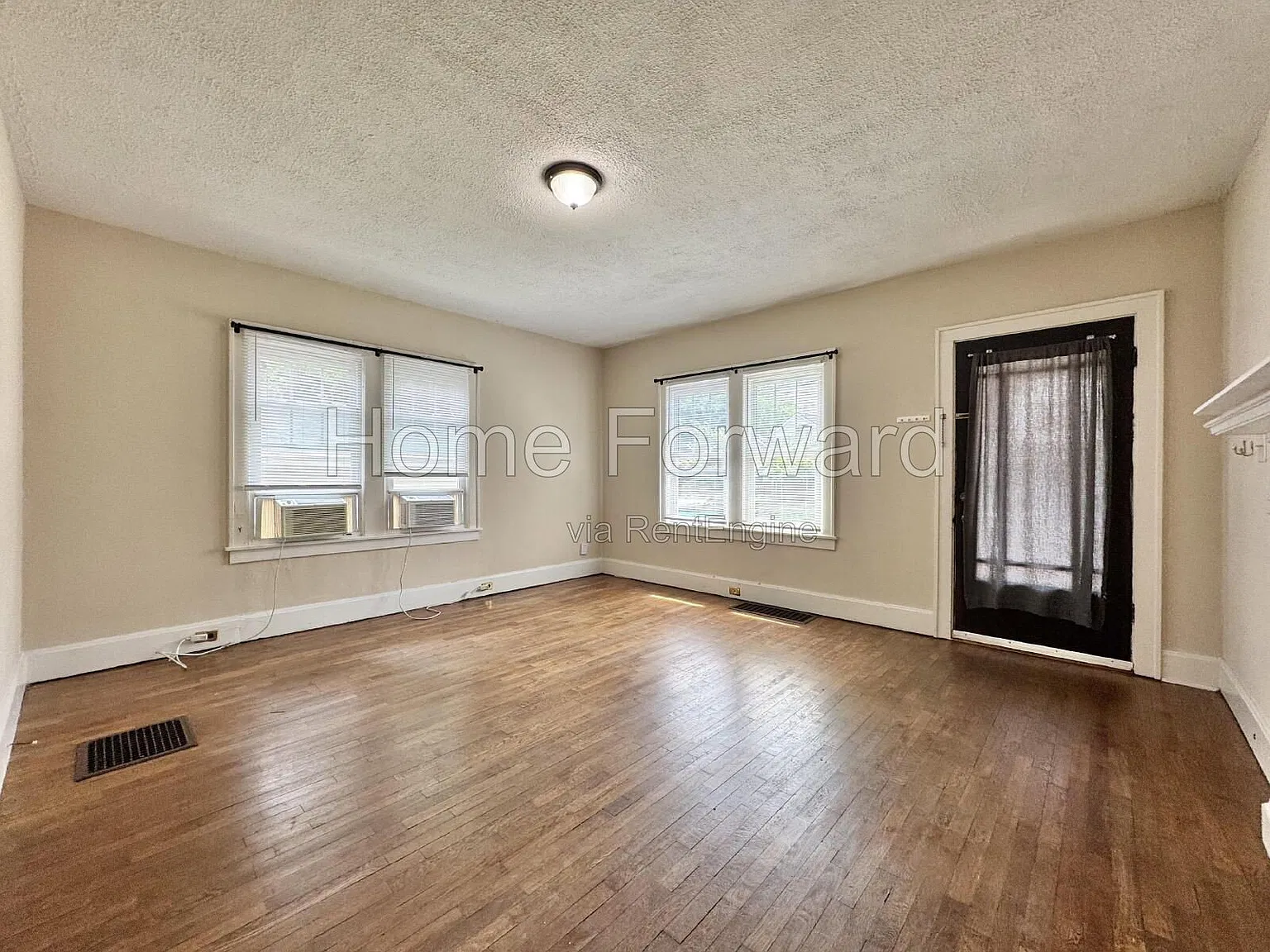 3 bed, 2.0 bath, 1600 sqft, $2,200 — Photo 2