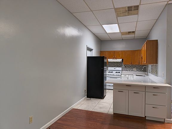 4th image of 409 E Commercial Ave #R