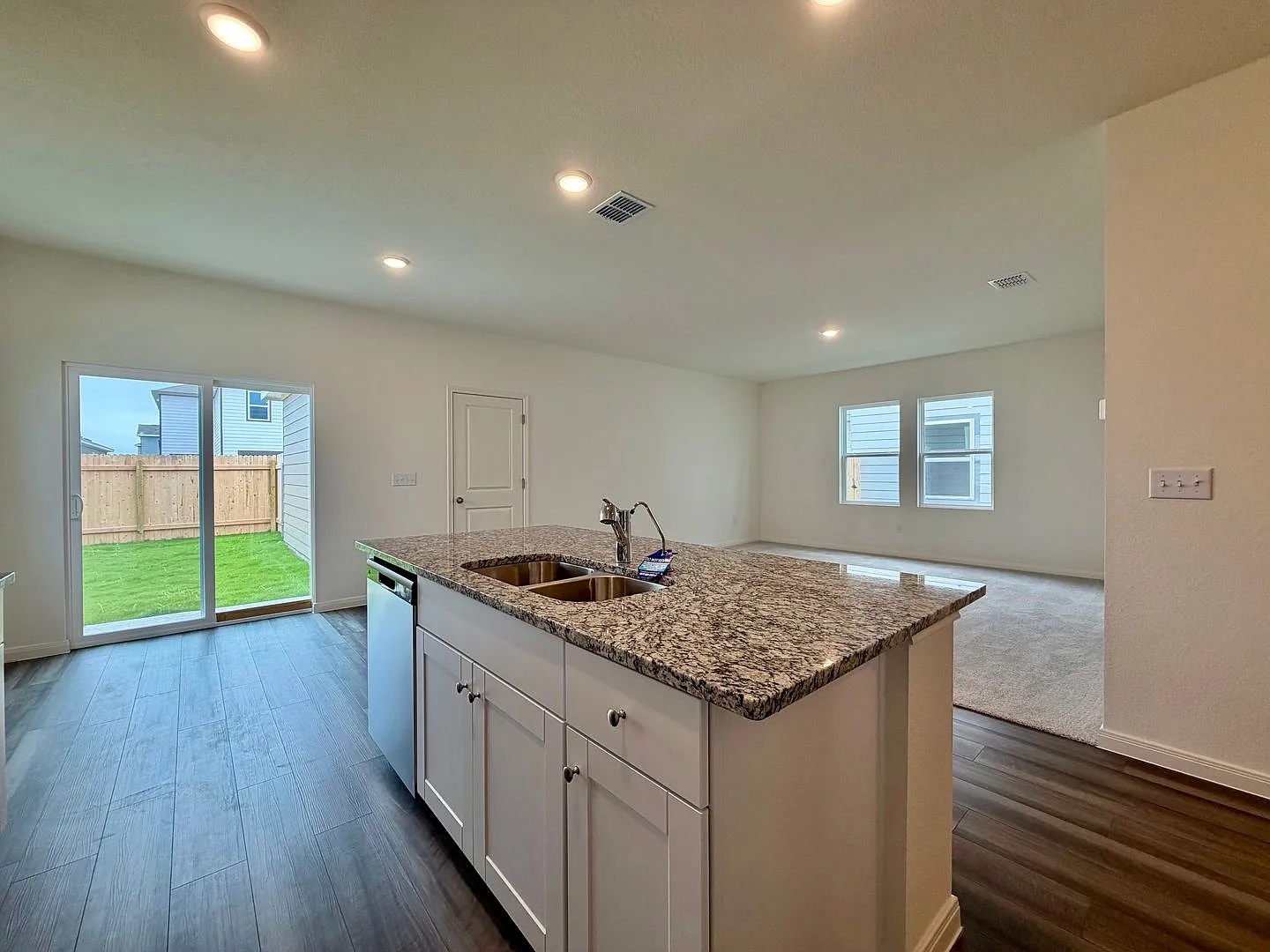 Charming 3-Bed, 2.5-Bath Home with Fenced Yard & 2-Car Garage in Taylor — Photo 2