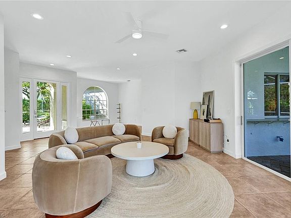 4th image of 874 Wyndemere WAY