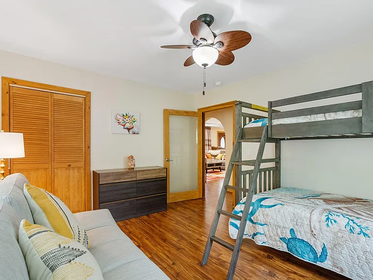 Laurene Dr — Photo 18