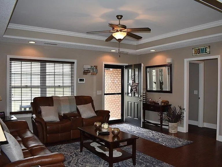 3950 Cantle Dr — Photo 2