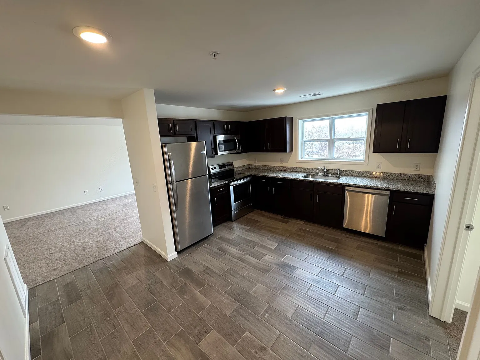 1047 Broadway - Modern Two Bedroom Apartments — Photo 3