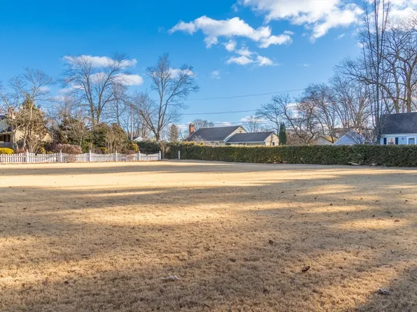 Barrington Rd, Longmeadow, MA 01106