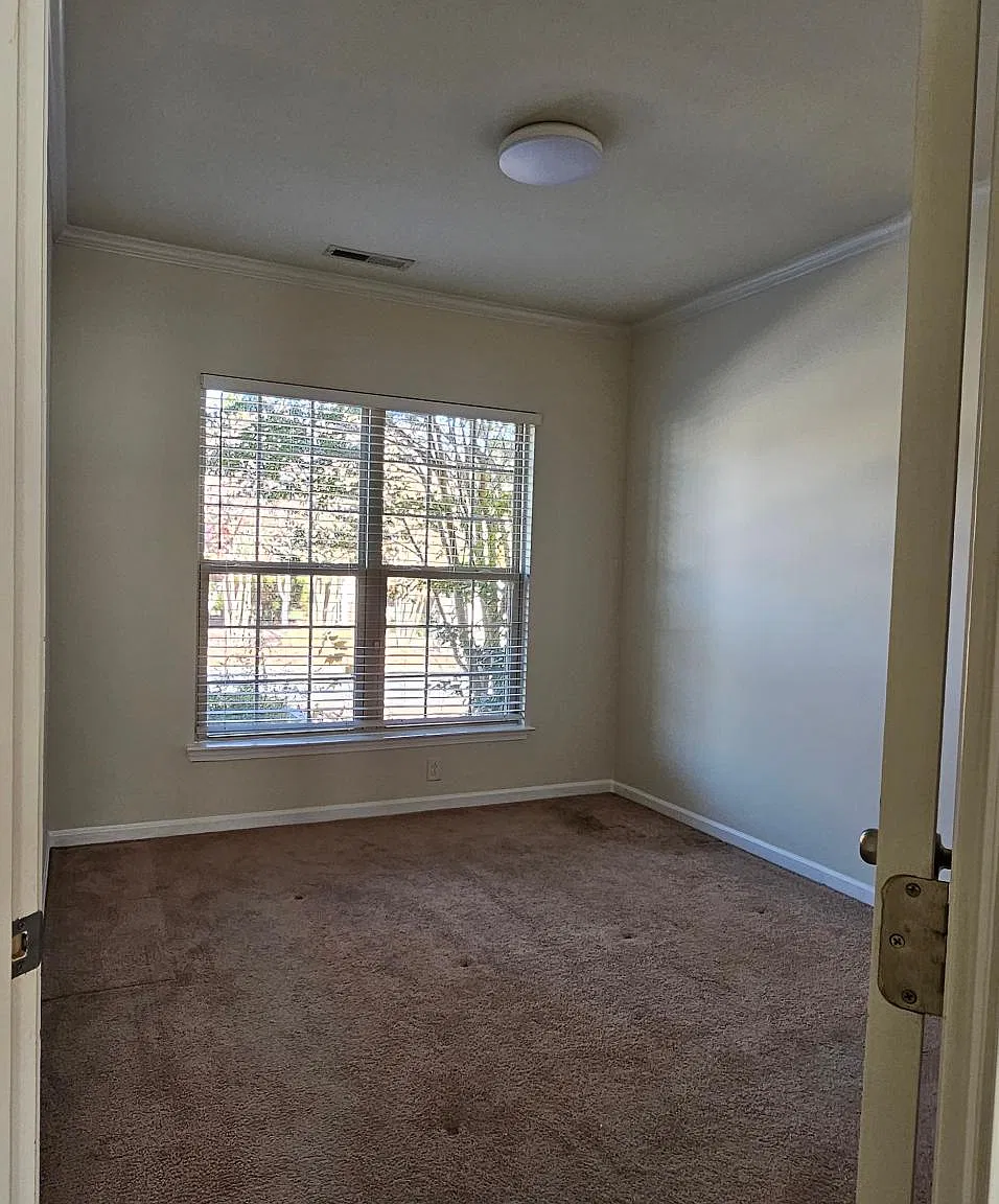 4 bed, 2800 sqft, $2,649 — Photo 3