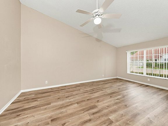 3rd image of 11117 Lakeaire Cir