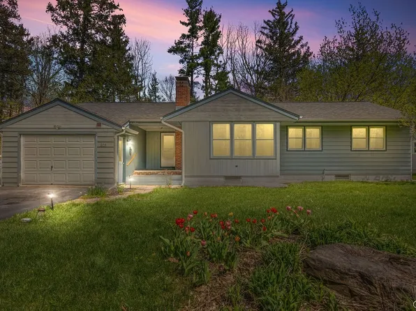 208 Concord Pl, Fayetteville, NY 13066