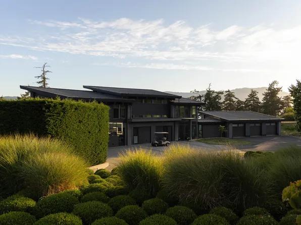 7756 W Saanich Rd, City Value, BC V8M 1R8