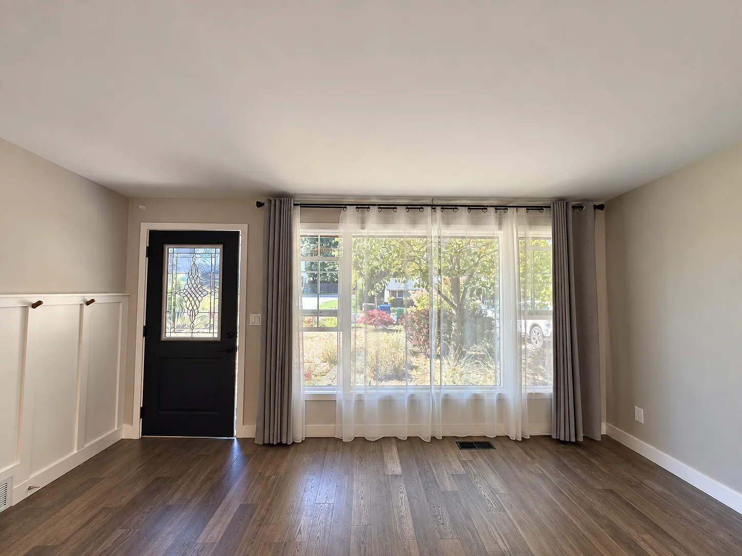3 bed, 1.5 bath, 1410 sqft, $4,100 — Photo 3