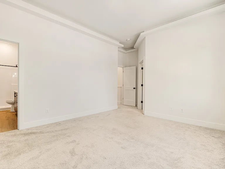 11015 NE 26th St — Photo 17