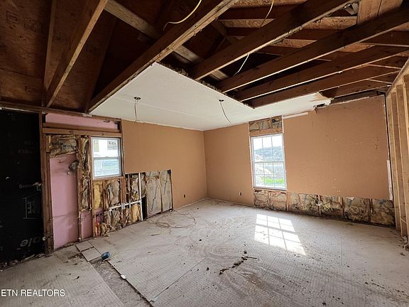 3rd image of 722 W Broadway St