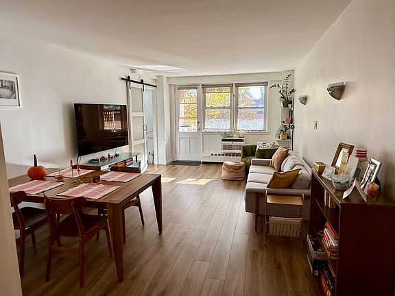 2nd image of 444 Bedford St APT 1R