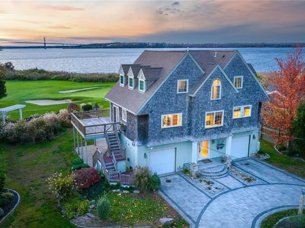 30 Attleboro Ave, Portsmouth, RI 02871