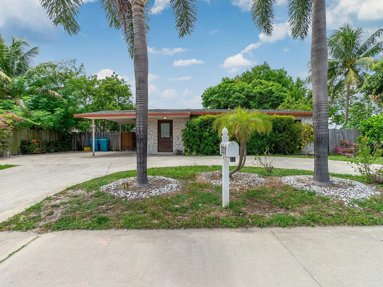 3 bed, 2.0 bath, 1026 sqft, $3,350 — Photo 3