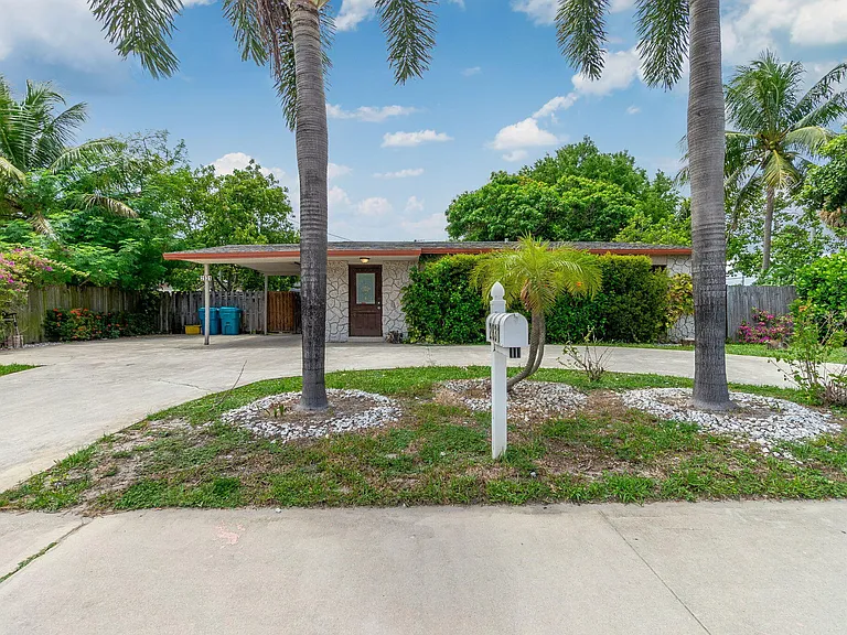 2831 N Seacrest Blvd #A — Photo 3