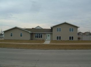 1104 S 38th St, Grand Forks, ND 58201
