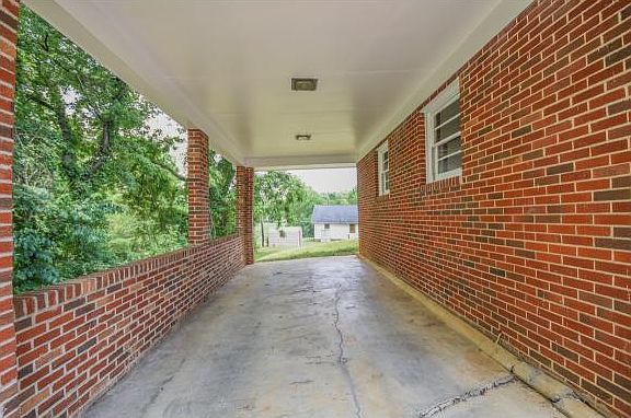 4th image of 142 Northeast Dr