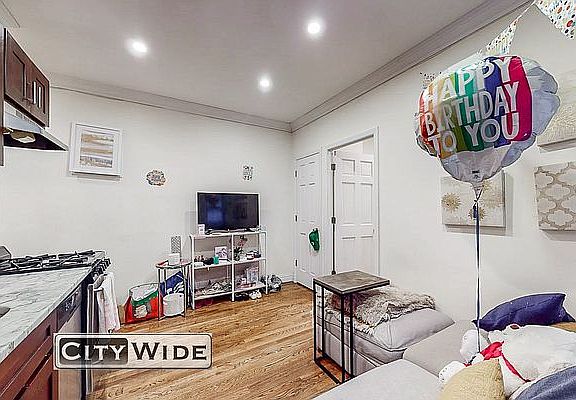 4th image of 346 E 76th St APT 3