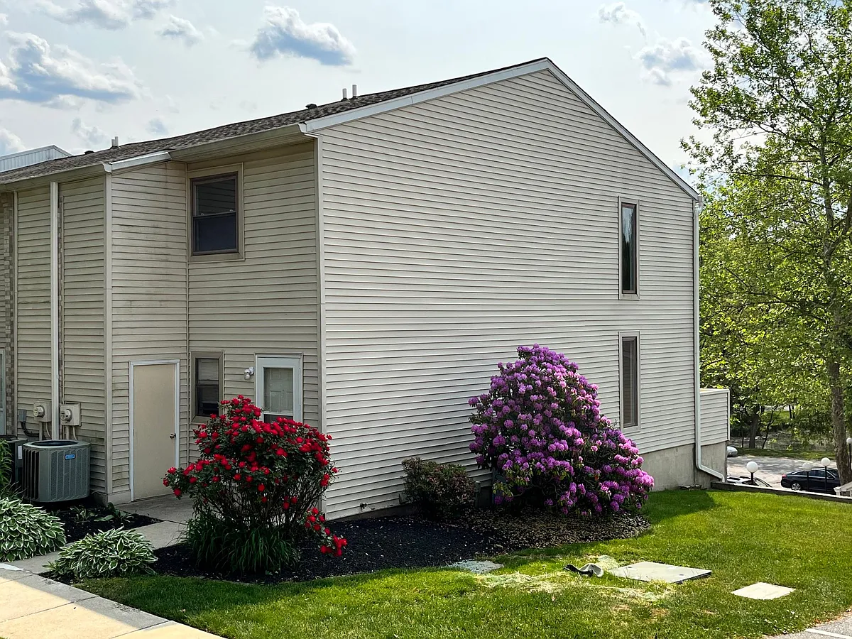 Building Photo - 2022 Valley Dr