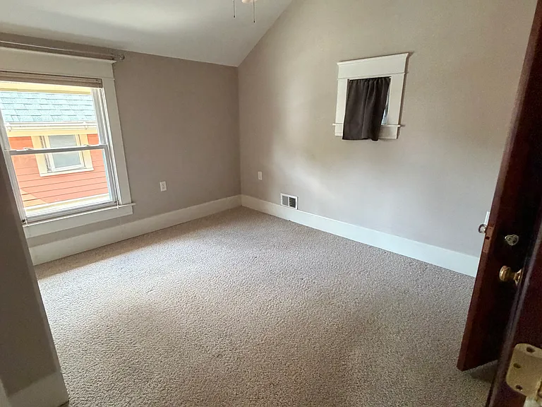 139 Leslie St — Photo 22