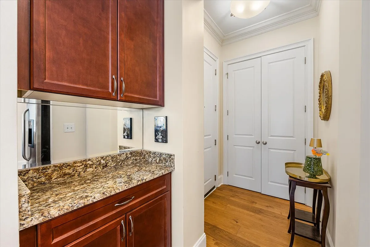 2 bed, 1021 sqft, $2,550 — Photo 3