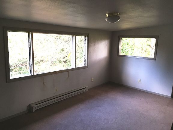 5th image of 924 Carlyon Ave SE