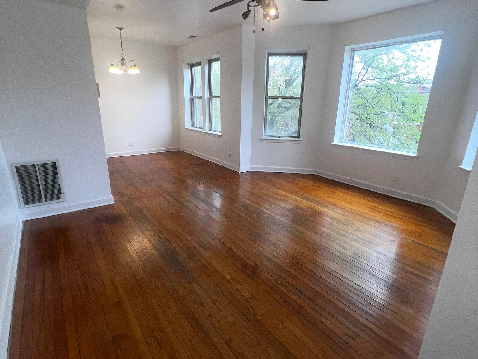 2nd Floor - Stylish 2 Bedroom Condo Near Obama Presidential Center — Photo 4