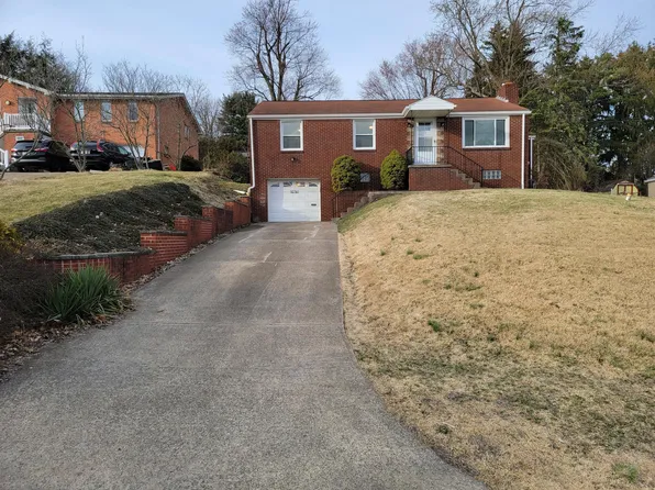 10761 Old Trail Rd, North Huntingdon, PA 15642