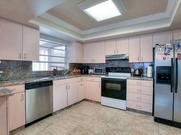 5th image of 511 SW 62nd Ter
