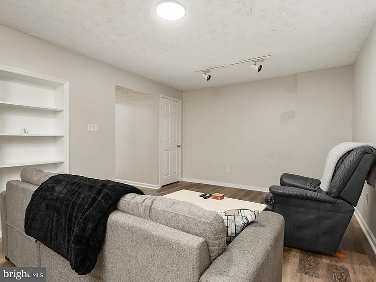 2139 Commissary Cir — Photo 35