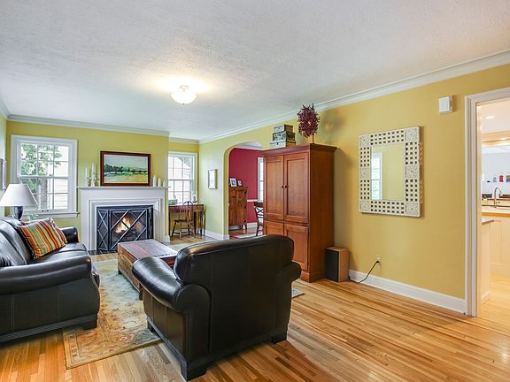 2nd image of 3048 Oak Hollow Dr SE