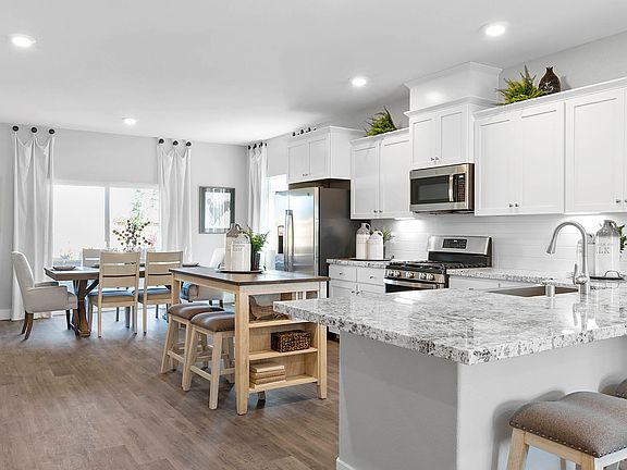Kitchen with breakfast bar