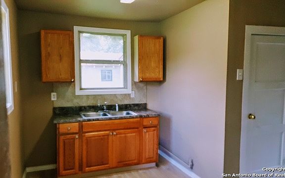 5th image of 115 Dacus St