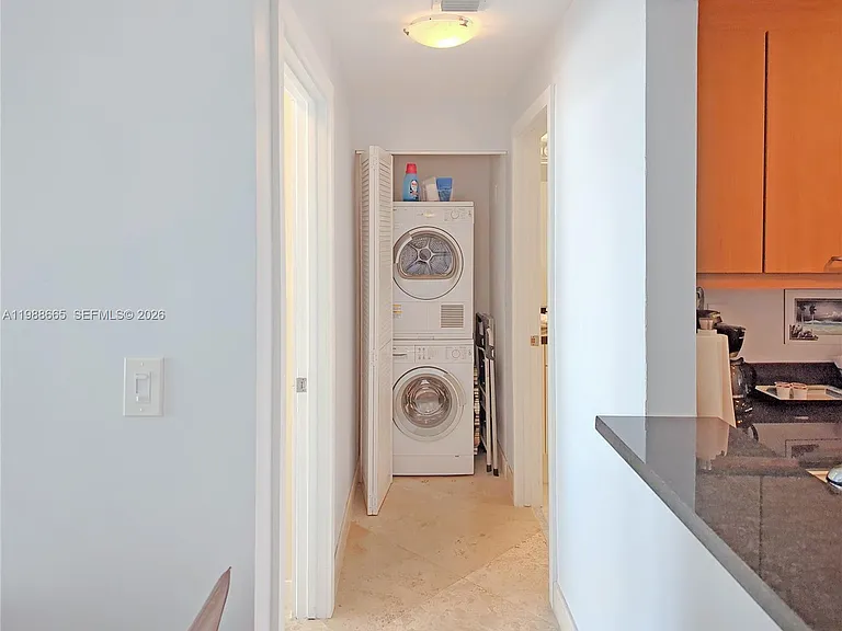 225 Collins Ave #4J — Photo 8