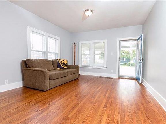 4th image of 209 E 11th St